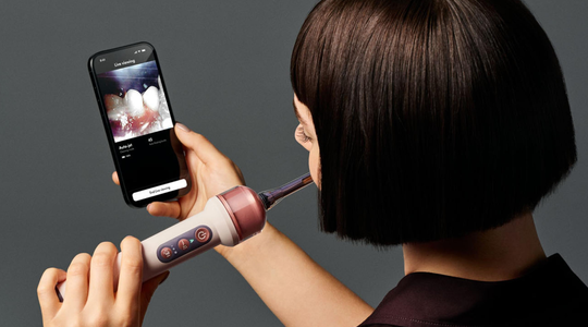Je kan met de nieuwe Dyson CameraJet via je telefoon meekijken terwijl je poetst