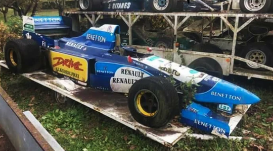 Een verlaten Formule 1-auto
