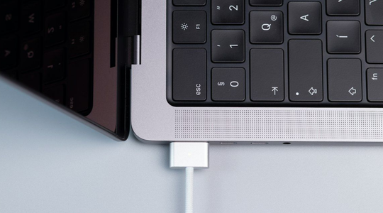 Een macbook in de lader