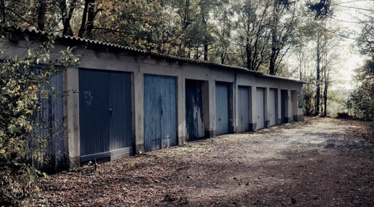 Een oude garage zoals waar de tiener de auto's vond