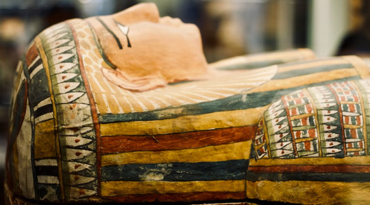 Een sarcofaag van een van de mummies