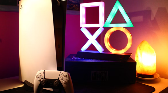 Een PlayStation 5 met controller en LED sign
