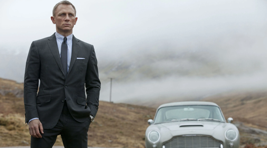 James Bond met zijn bekende Aston Martin