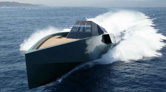 Illustratie voor: De 36 meter lange superjacht ‘Wally // 118’ heeft 16.800 pk en gaat 60 knopen (110 km/u)!