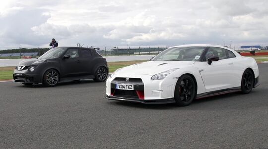 Illustratie voor: Nissan GT-R Nismo vs Nissan Juke-R 2.0