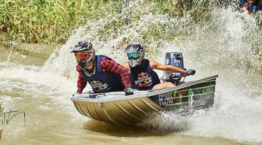 Illustratie voor: Vissersbootjes knallen met 80 km/u over de rivier tijdens de Red Bull Dinghy Derby