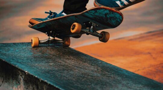 Een man op een skateboard