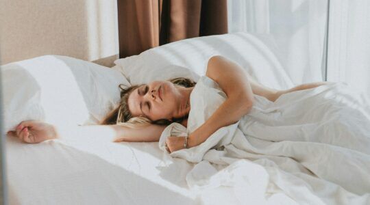 Een vrouw aan het slapen in een hotel