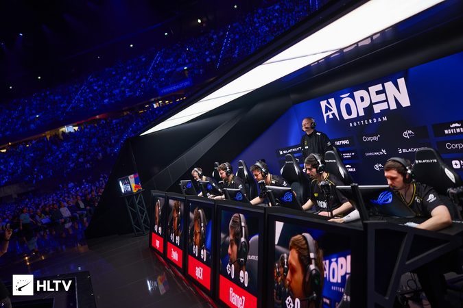 Team Vitality op stage tijdens het Blast Open Rotterdam e-sporttoernooi