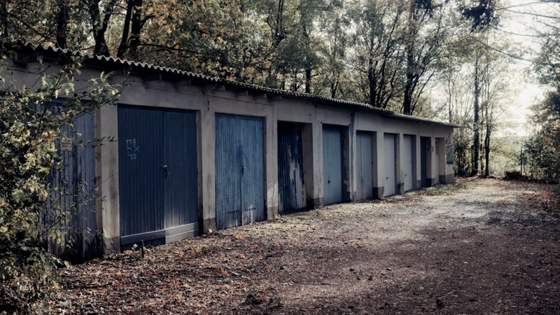 Een oude garage zoals waar de tiener de auto's vond