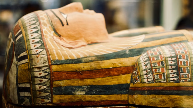 Een sarcofaag van een van de mummies