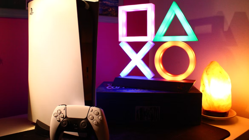 Een PlayStation 5 met controller en LED sign