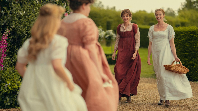 Twee zussen uit Pride and Prejudice lopen de camera tegemoet
