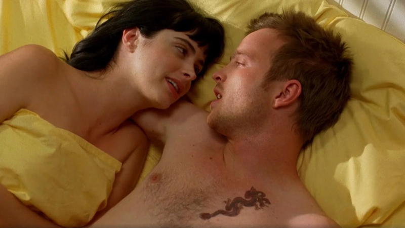 2 geliefden liggen samen in bed in de serie Breaking Bad