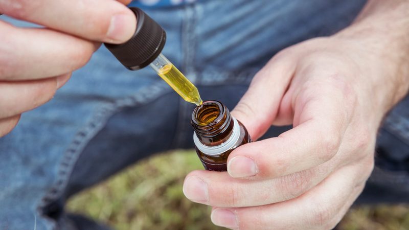 Een flesje met CBD