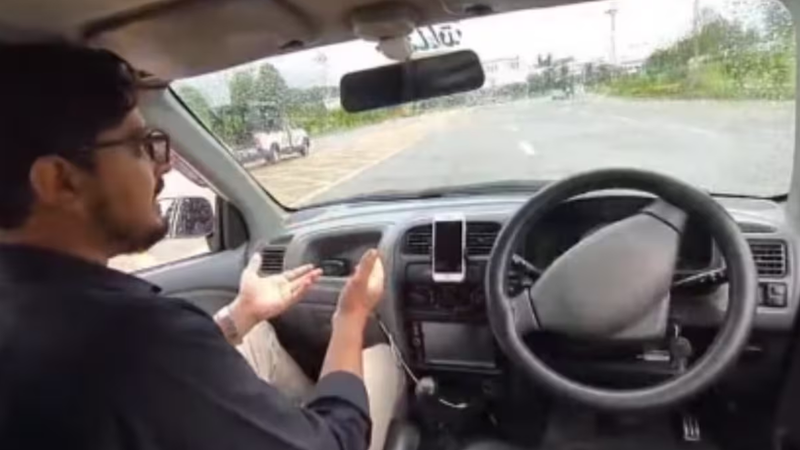 Een man zonder bestuurder in de zelfrijdende auto