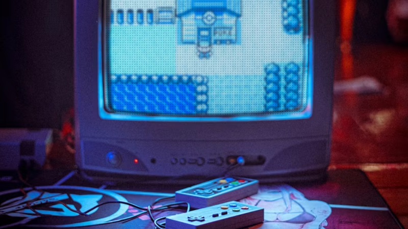 Een tv met een oude game op het scherm