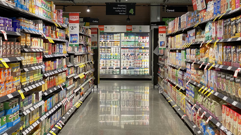 Een gangpad in de supermarkt waar Hackers de koelkasten saboteren