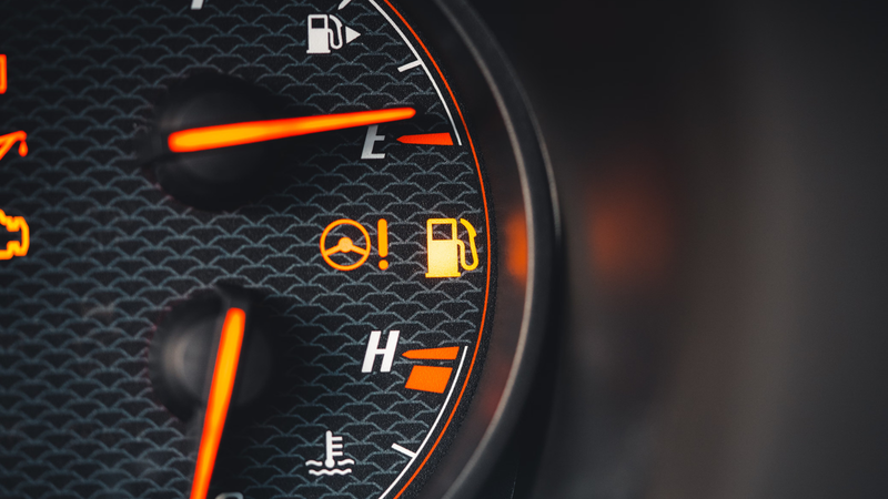 Een dashboard met een heleboel lampjes