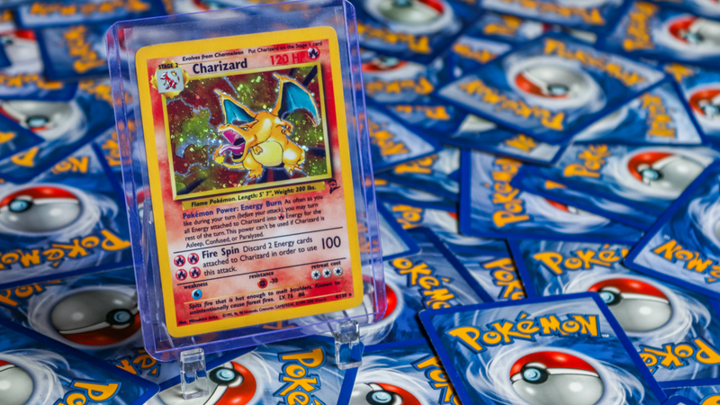 Een stapel Pokémonkaarten uit de charizard Pokémonset
