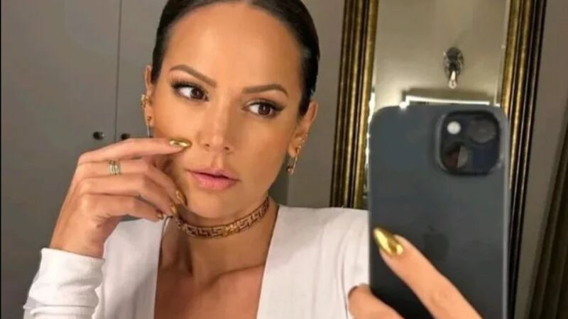 Zien: Zangeres EliZe deelt selfies met behoorlijk wat inkijk