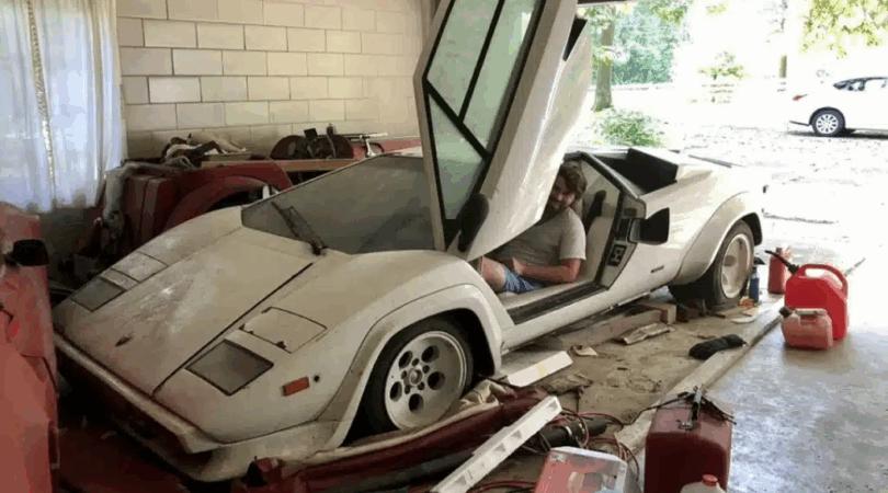 Een student vond een Lamborghini en Ferrari in de garage van zijn oma