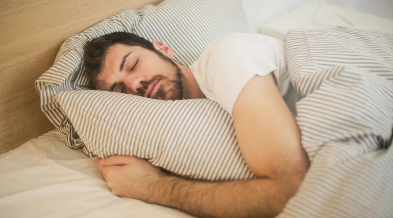 Een slapende man geniet van zijn laatste uur slaap