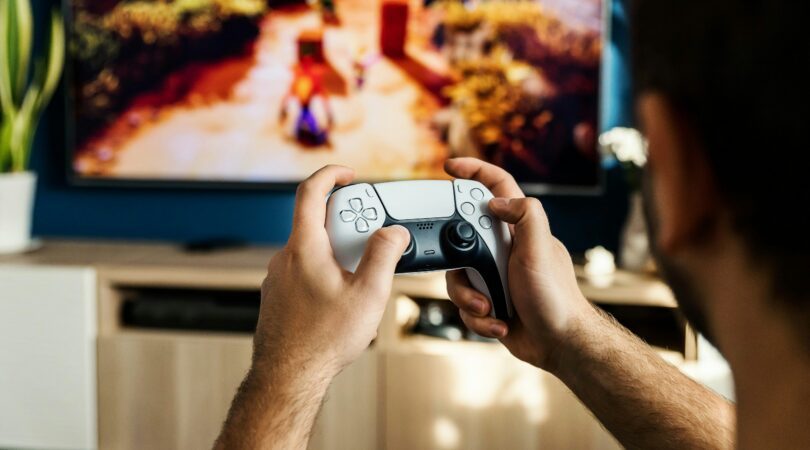 Iemand die videogames aan het spelen is