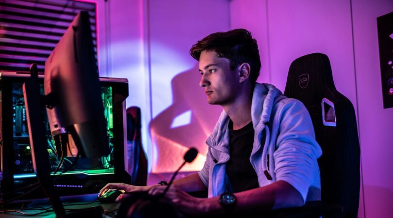 Een man die aan het gamen is