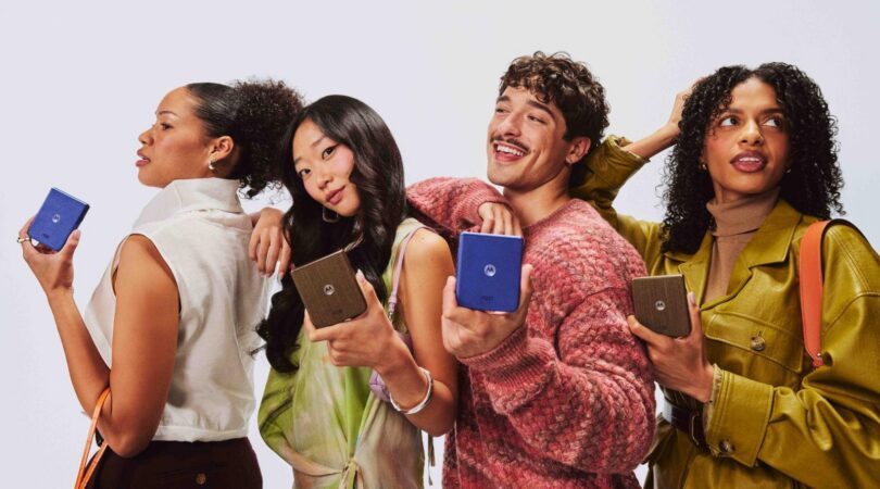 Een groep mensen met de nieuwe Motorola Razr 70 telefoon