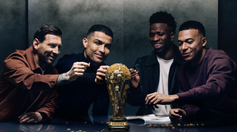 Messi, Ronaldo, Mbappé en Vinicius Jr. samen een LEGO-beker aan het bouwen