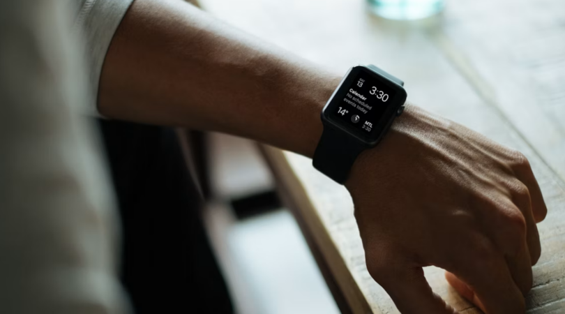 Een Apple Watch om iemands pols